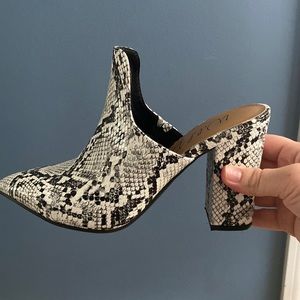 Wild Pair Shooties Faux Snake Skin 6 M New